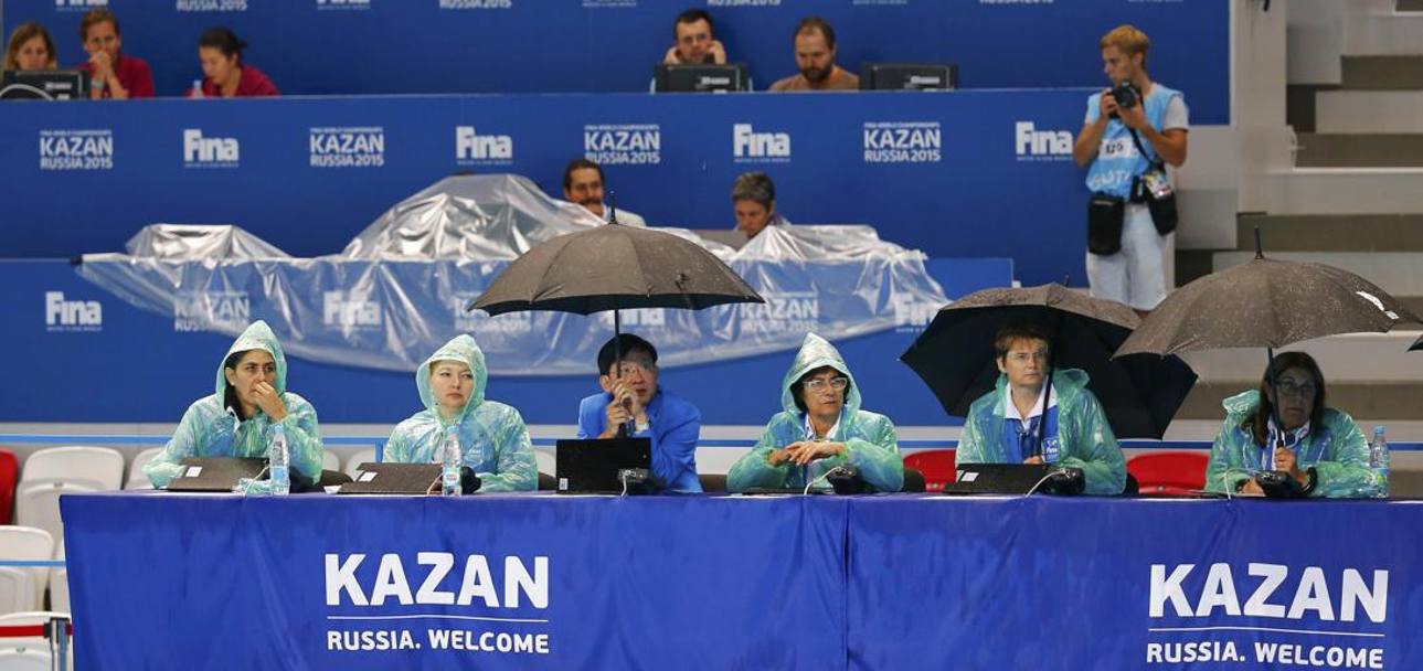 Ancora la giuria con ombrelli e impermeabili (Reuters)